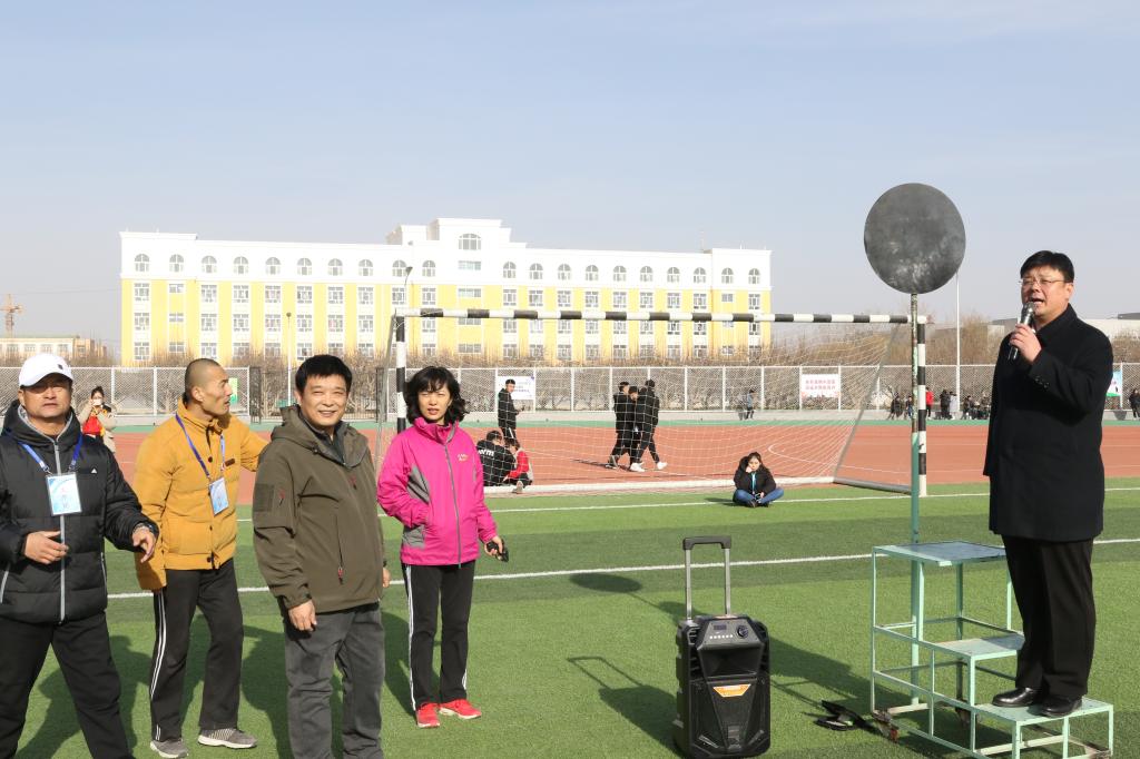 党委副书记、校长张传辉为学生男子组十公里跑发令