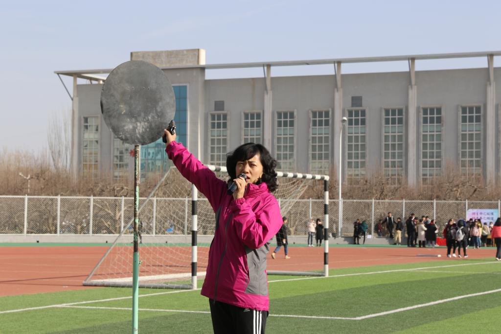 党委常委、校长张爱萍为学生女子组6公里发令